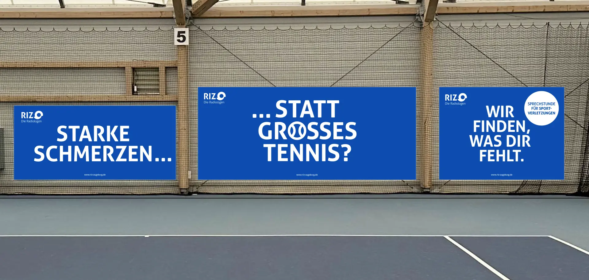 Starke Schmerzen statt großes Tennis: Tennisplatz-BAnner: Kampagne für Radiologen RIZ in Augsburg