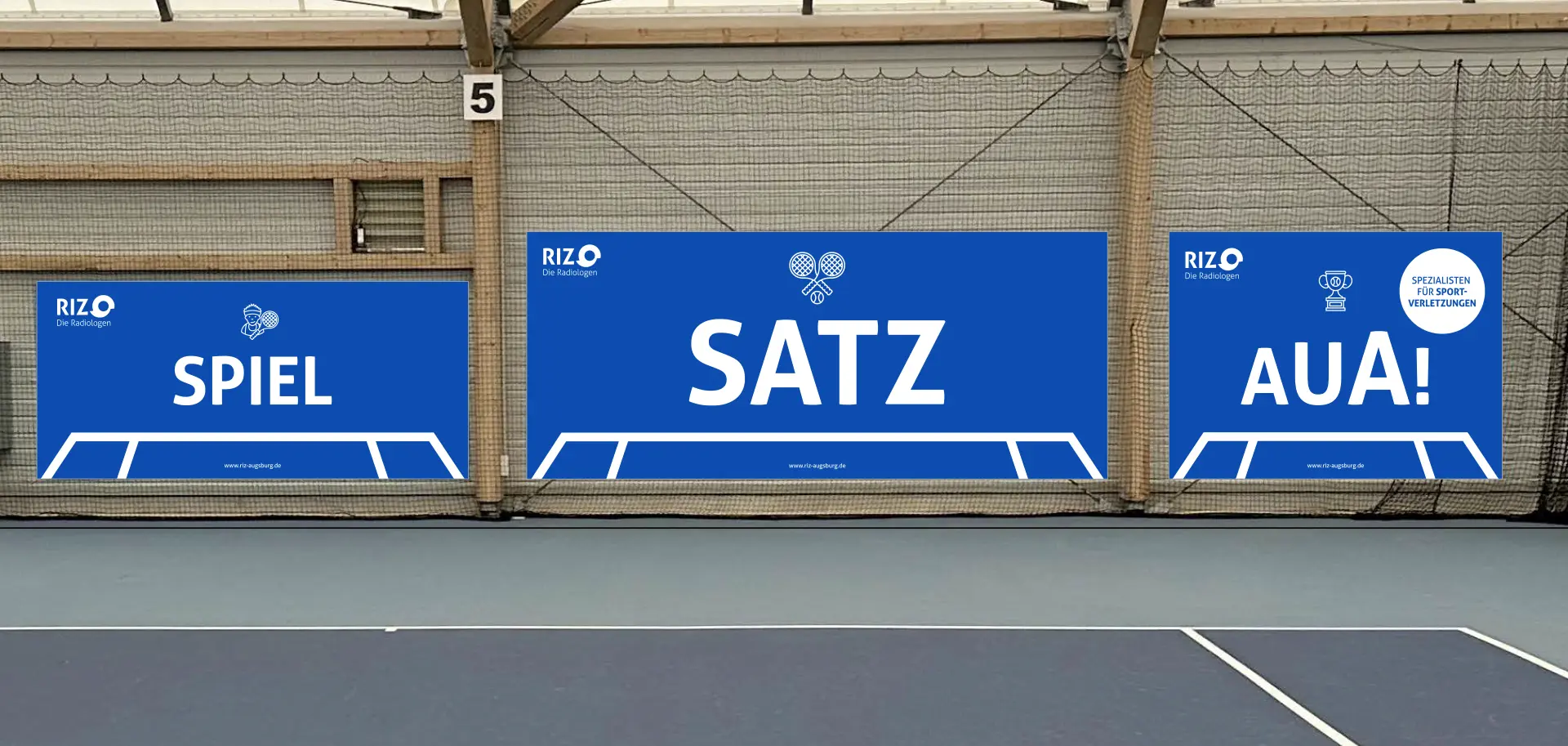 Spiel, Satz. AUA: Tennisplatz-BAnner: Kampagne für Radiologen RIZ in Augsburg
